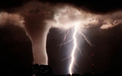 tornado_with_lightning